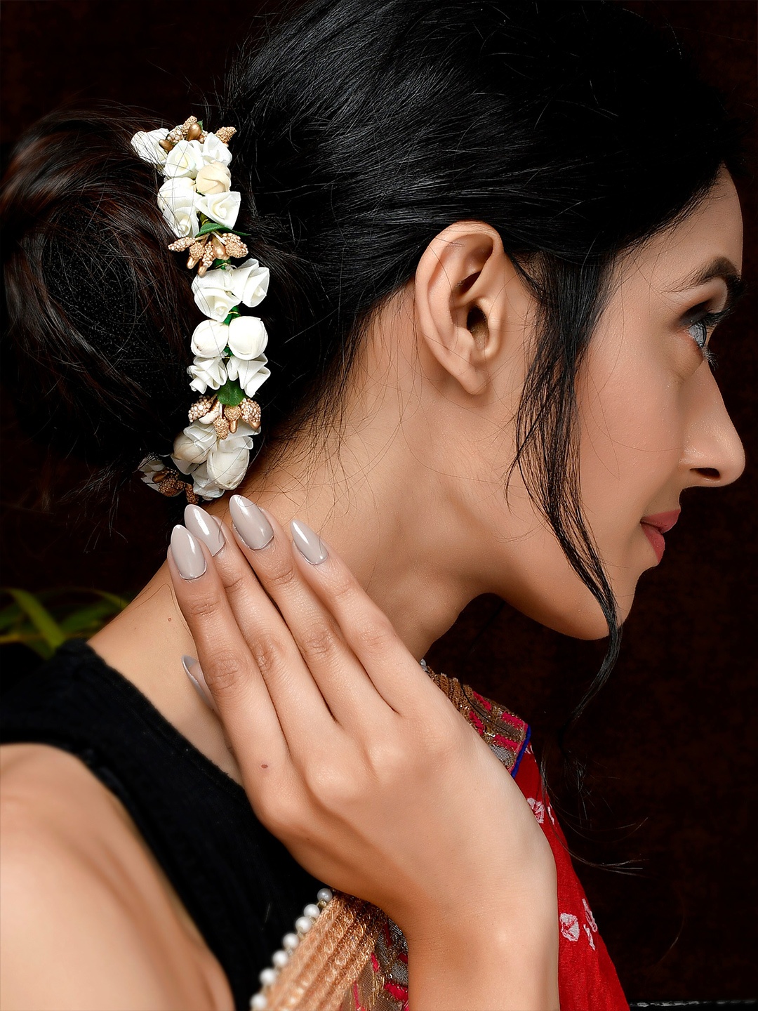 

Silvermerc Designs Women Cream-Coloured Embellished Hair Accessory