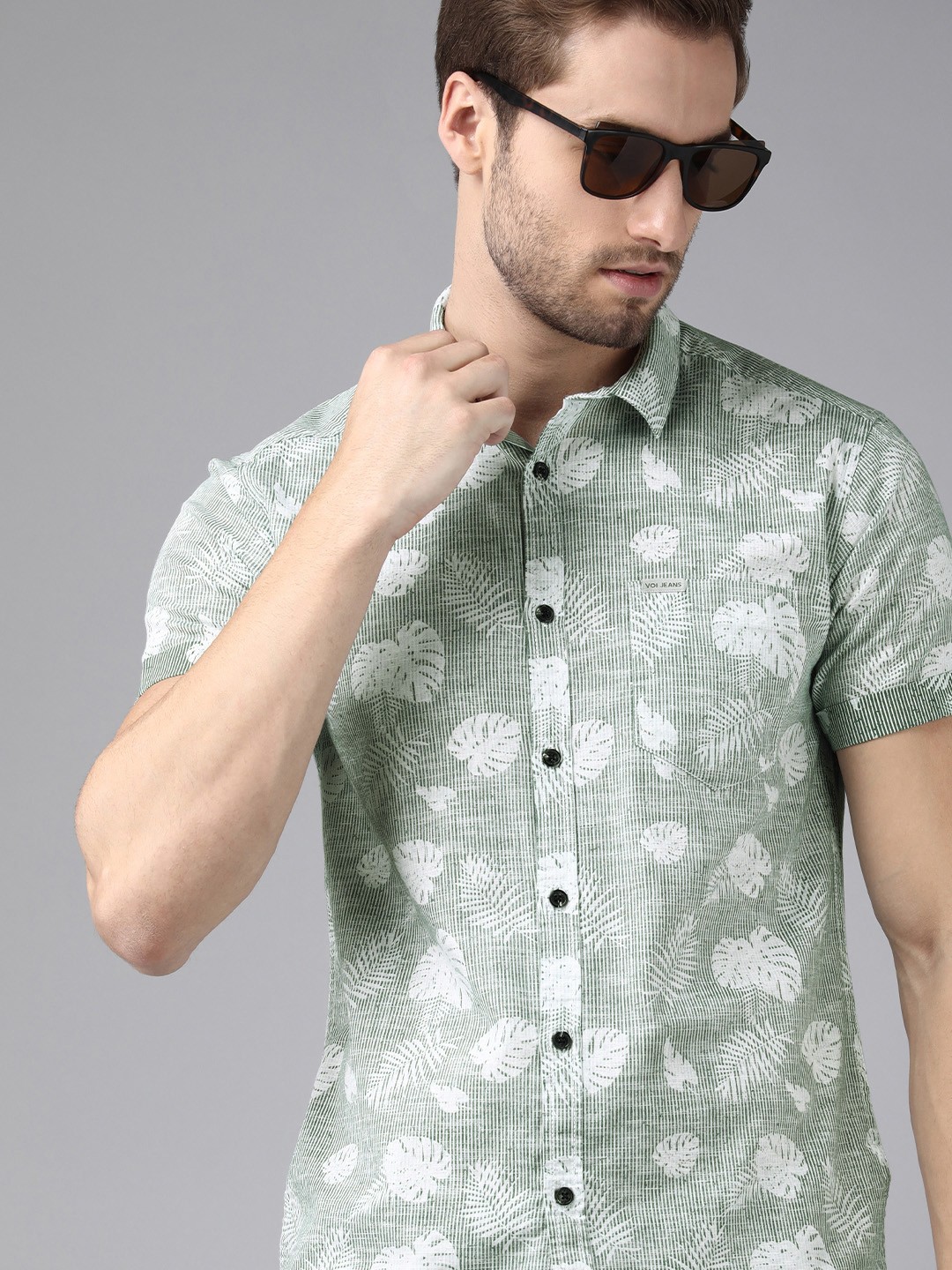 

Voi Jeans Men Green & White Standard Slim Fit Striped & Tropical Pure Cotton Casual Shirt