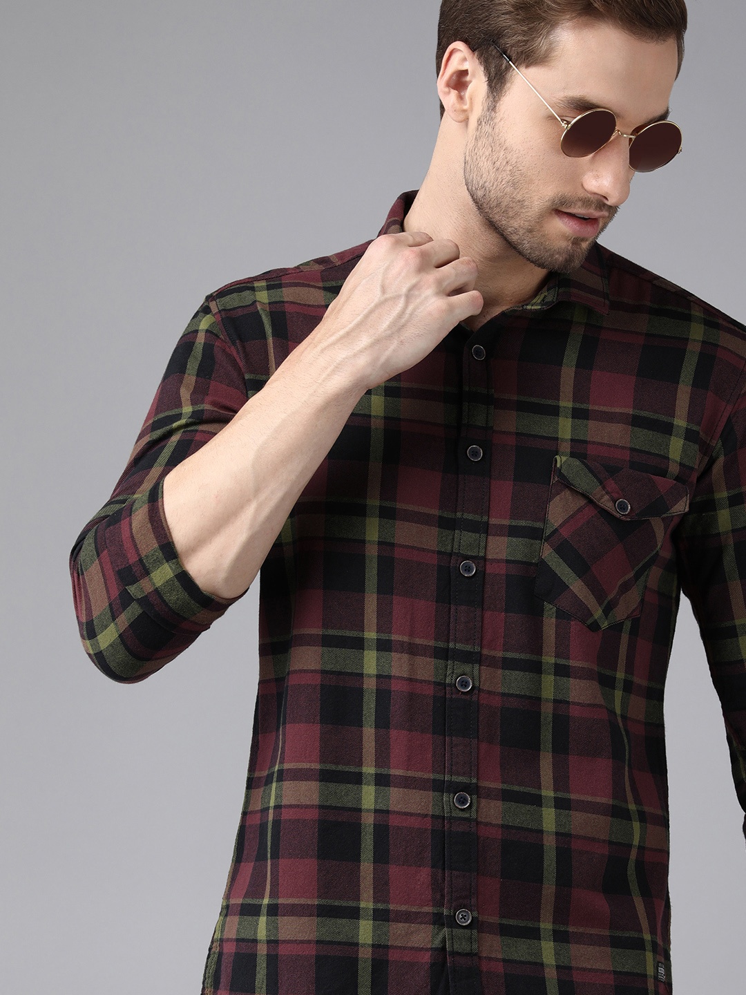 

Voi Jeans Men Black & Maroon Standard Slim Fit Checked Pure Cotton Casual Shirt