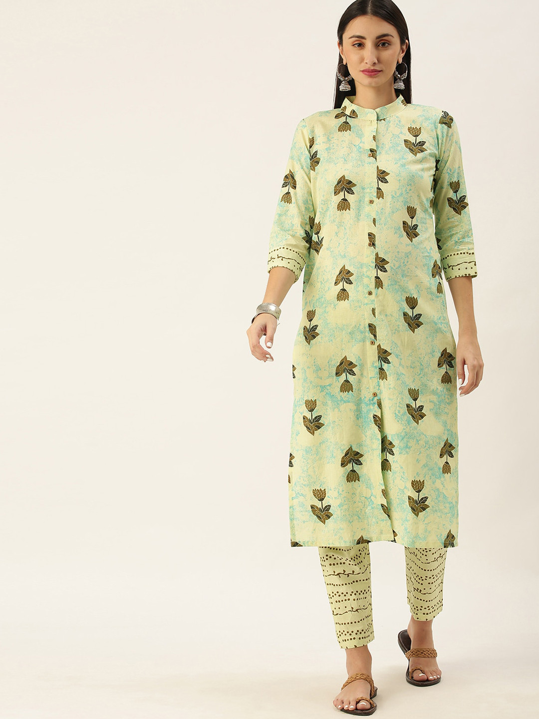 

Somras Women Off White Floral Printed Kurta with Trousers