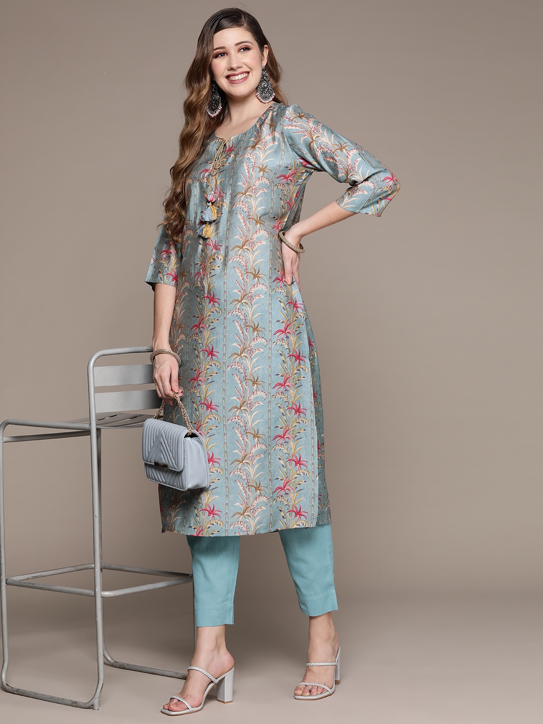 

Ishin Women Blue & Red Floral Printed Kurta with Trousers