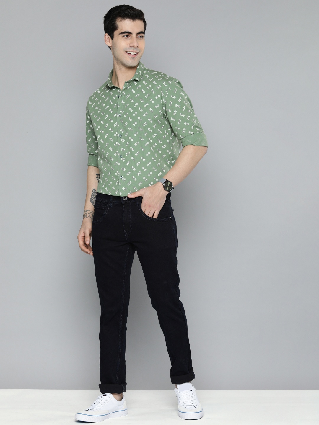 

Mast & Harbour Men Green Geometric Opaque Printed Pure Cotton Casual Shirt