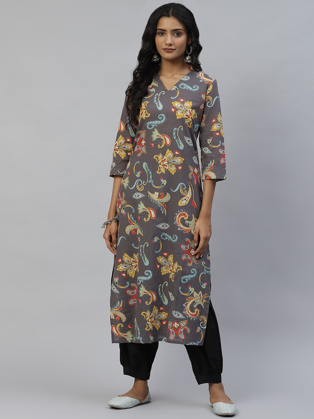 

DESI BEATS Women Grey Floral Printed Kurta with Palazzos