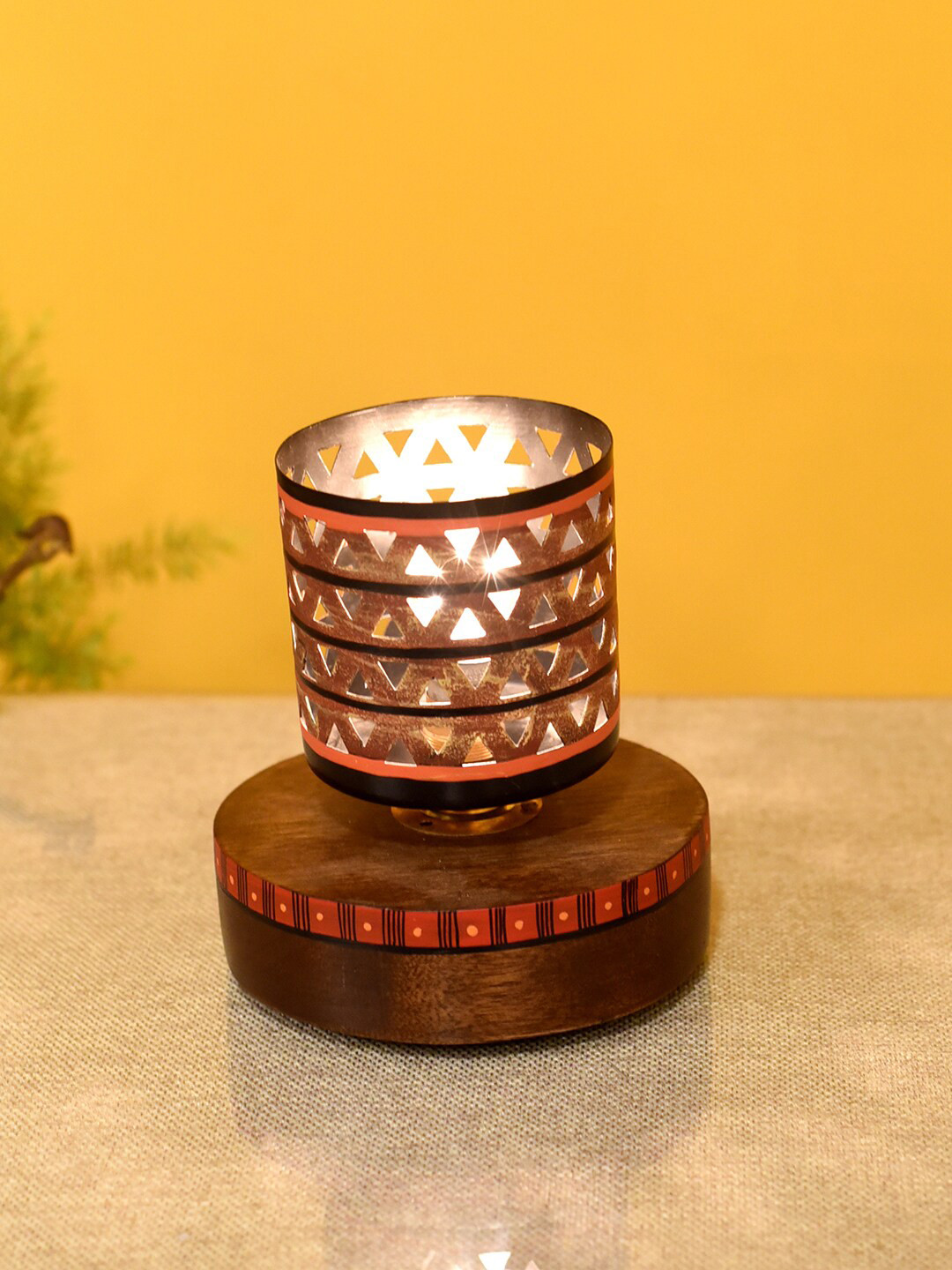 

AAKRITI ART CREATIONS Rose Gold Toned Self Design Table Lamp