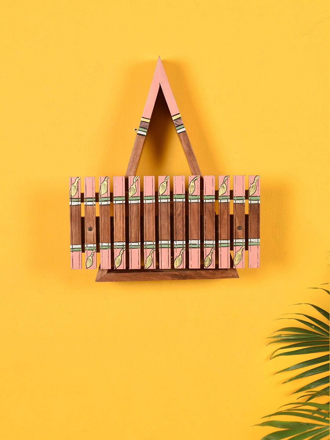 

AAKRITI ART CREATIONS Brown & Peach-Coloured Triangle-Shaped Wall Lamp