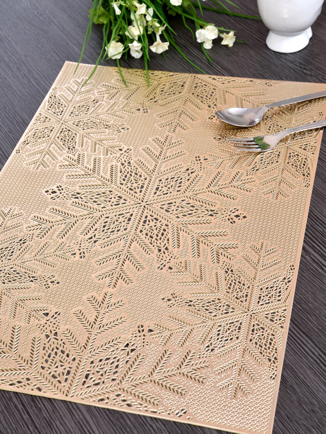 

DREAM WEAVERZ Set Of 6 Gold-Coloured Snowflake Textured Table Placemats