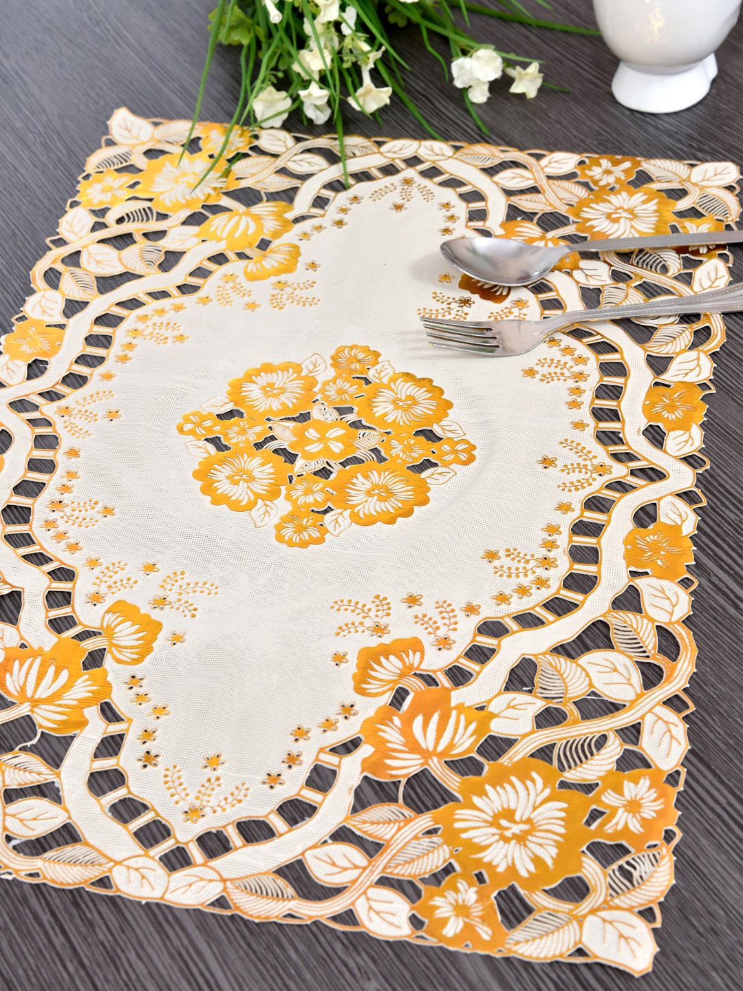 

DREAM WEAVERZ Set Of 6 White & Gold-Coloured Floral Table Place Mats