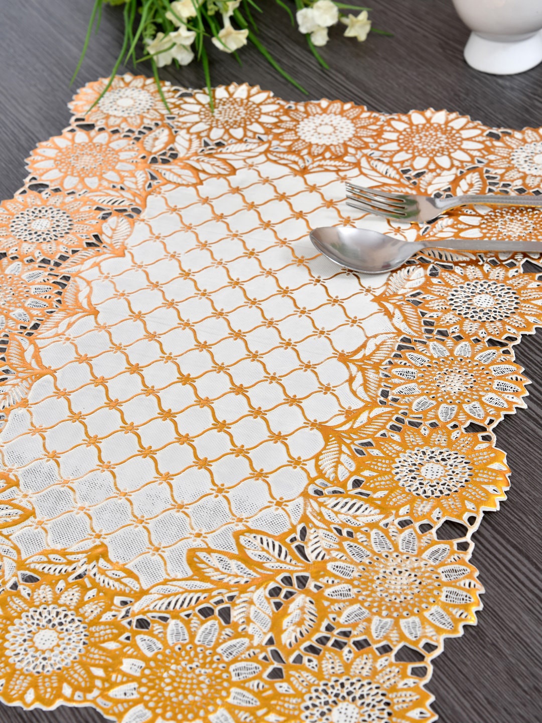 

DREAM WEAVERZ Set of 6 Gold-Toned Floral Design Table Placements