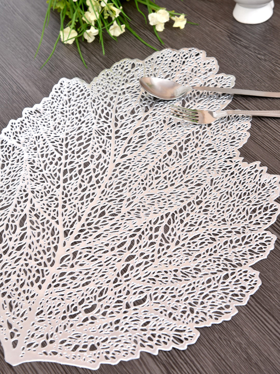 

DREAM WEAVERZ Set Of 6 Silver-Toned Leaf Shaped Dining Table Placemats