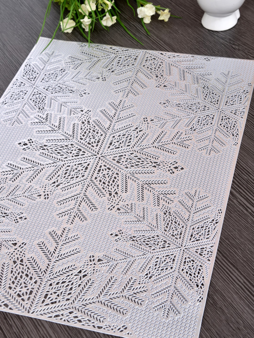 

DREAM WEAVERZ Set Of 6 Silver-Coloured Snowflake Patterned Table Placements