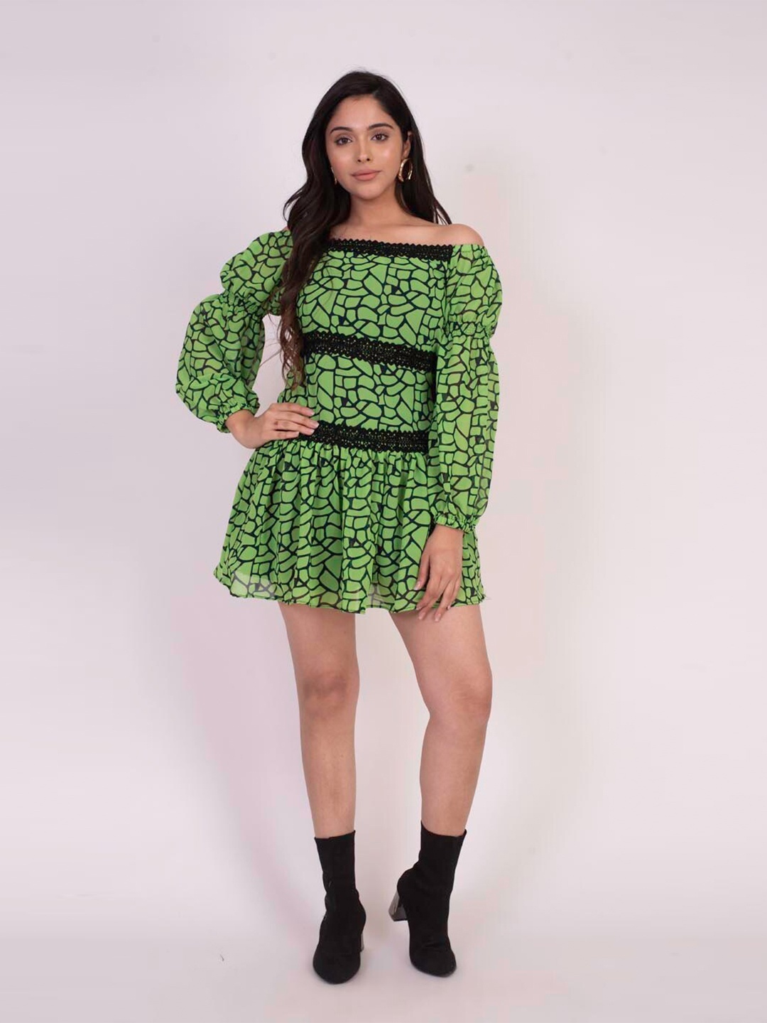 

KHUMAAR Shuchi Bhutani Green & Black Off-Shoulder Georgette Dress