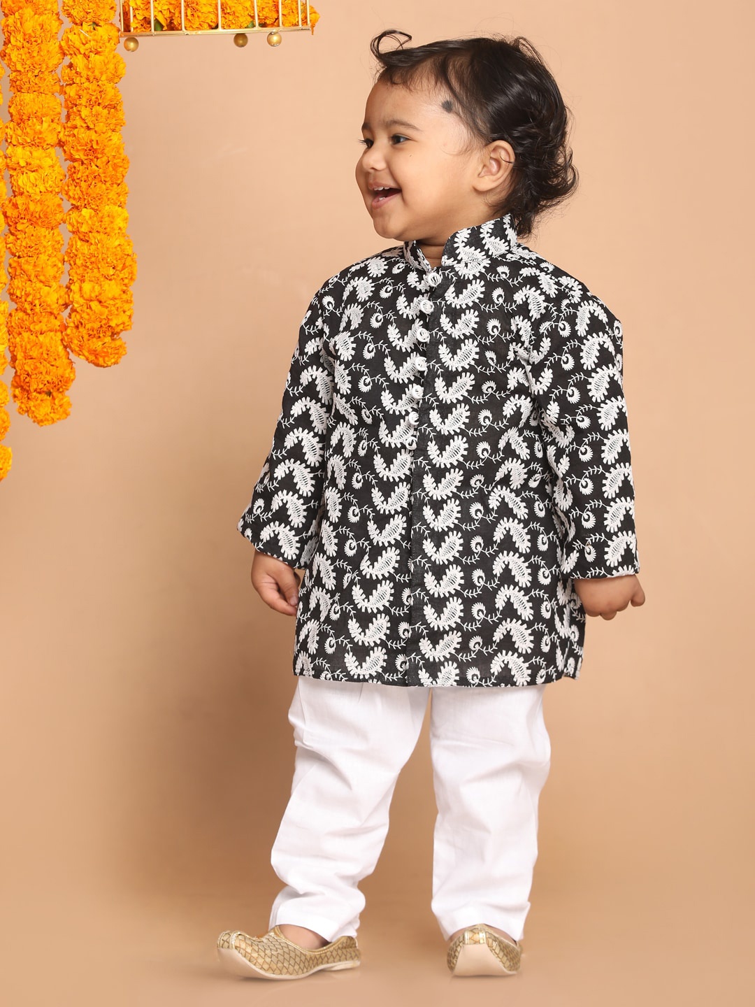 

VASTRAMAY Boys Black & White Pure Cotton Chikankari Kurta & Pyjamas