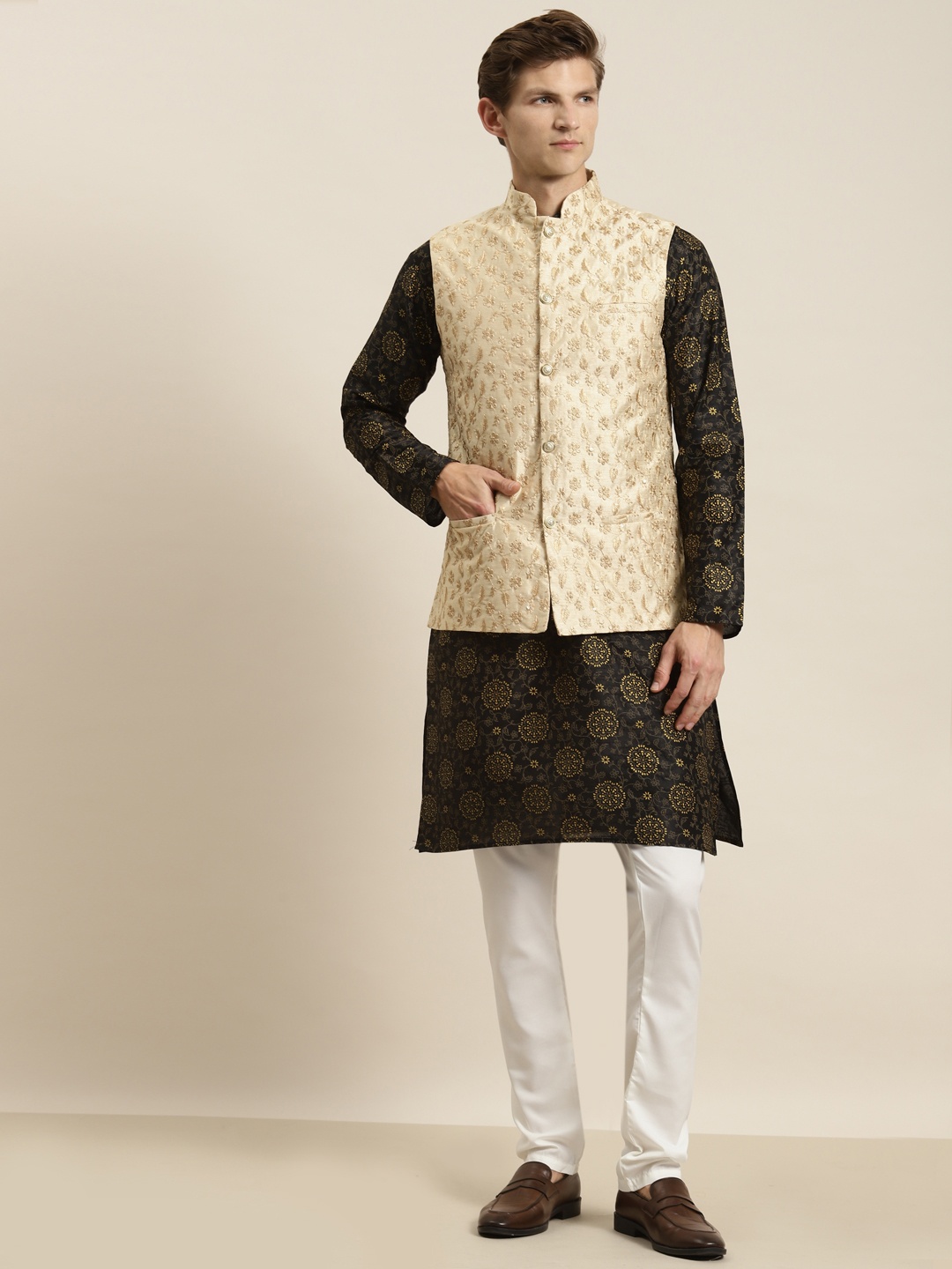 

SOJANYA Men Black Ethnic Motifs Printed Kurta with Pyjamas & Nehru Jacket