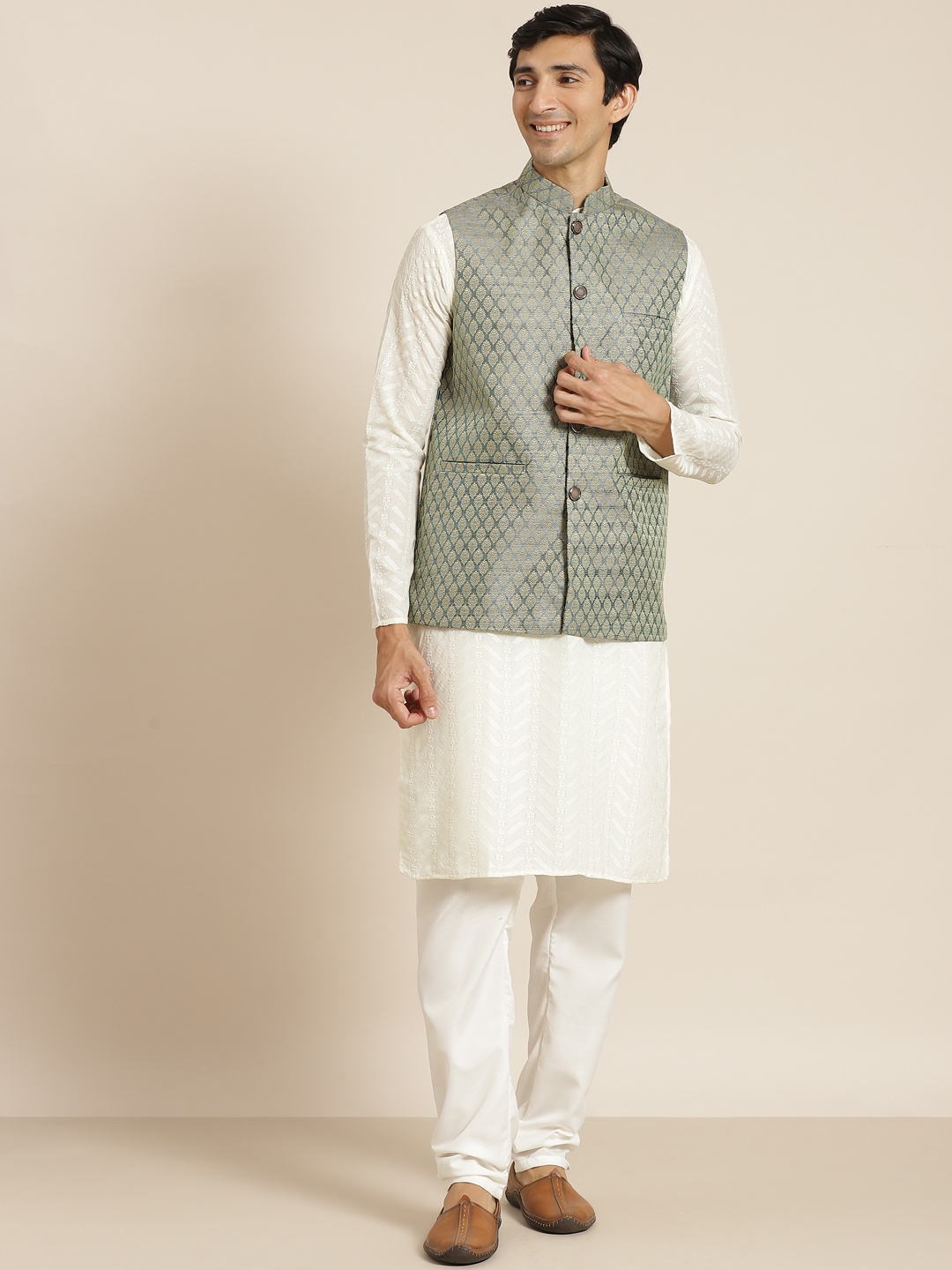 

SOJANYA Men Cream-Coloured Chikankari Pure Cotton Kurta with Churidar & Nehrujacket