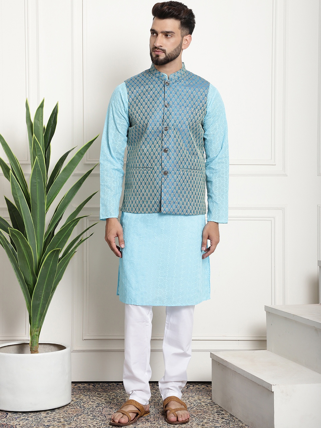 

SOJANYA Men Blue Chikankari Pure Cotton Kurta with Churidar & Nehru Jacket