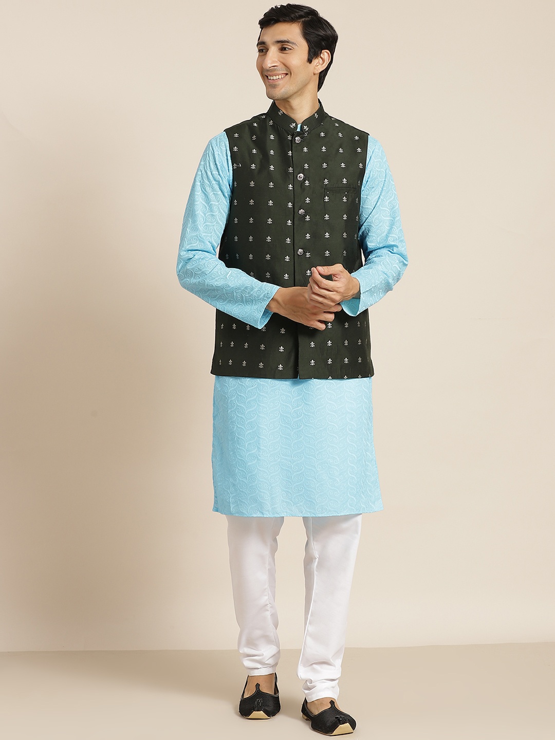 

SOJANYA Men Blue Chikankari Pure Cotton Kurta with Churidar & Nehru Jacket