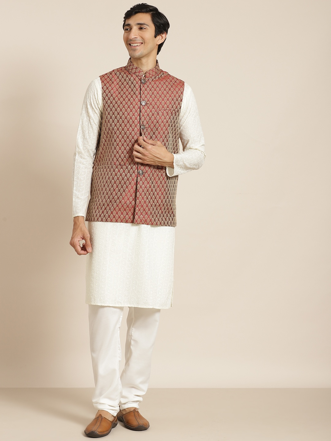 

SOJANYA Men Cream-Coloured Chikankari Pure Cotton Kurta with Churidar & Nehru Jacket