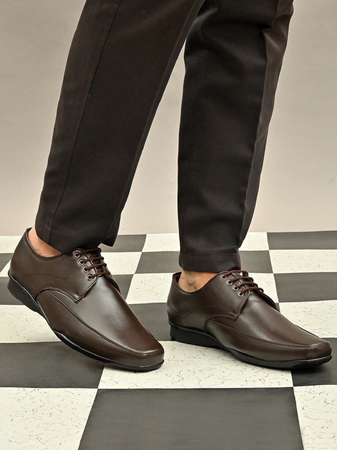

INVICTUS Men Brown Solid Formal Derbys