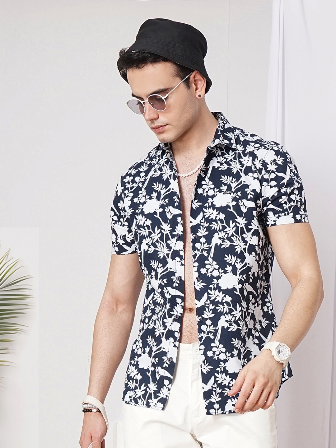 

The Indian Garage Co Men Regular Fit Floral Printed Resortwear Shirt, Navy blue