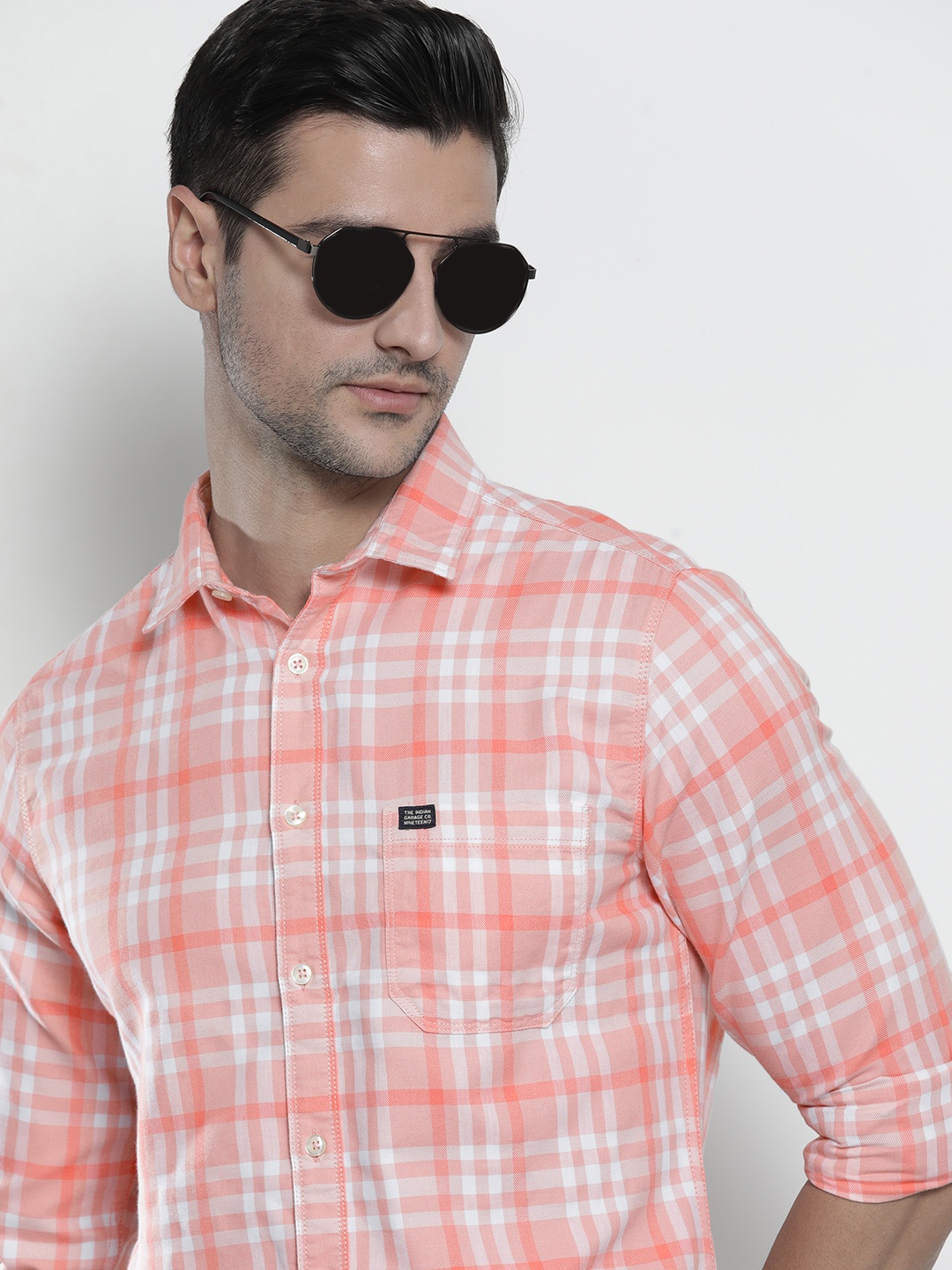 

The Indian Garage Co Men Peach-Coloured & White Comfort Fit Checked Casual Shirt