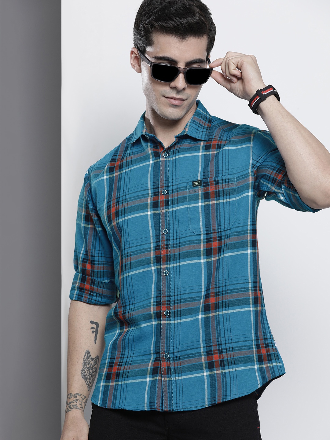 

The Indian Garage Co Men Blue Comfort Windowpane Checks Checked Casual Shirt