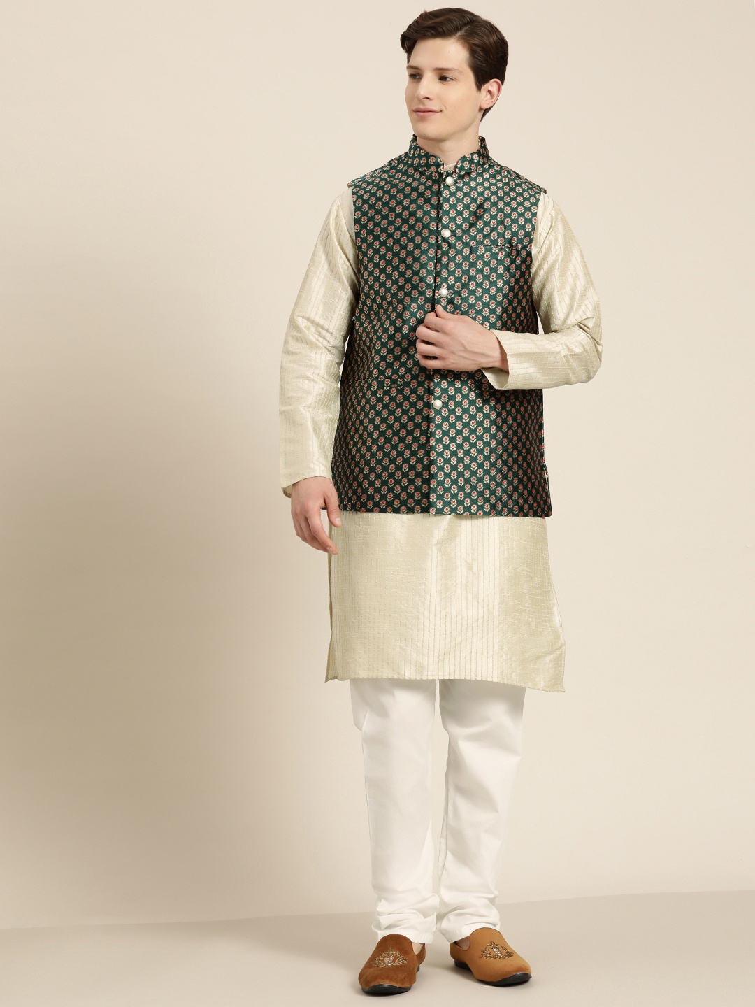 

SOJANYA Men Cream-Coloured Striped Thread Work Straight Kurta Churidar & Nehru Jacket