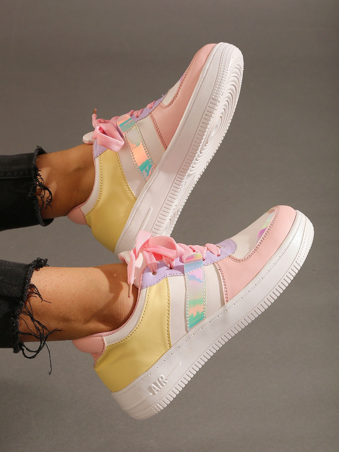 

GNIST Women Pink & White Colourblocked Sneakers