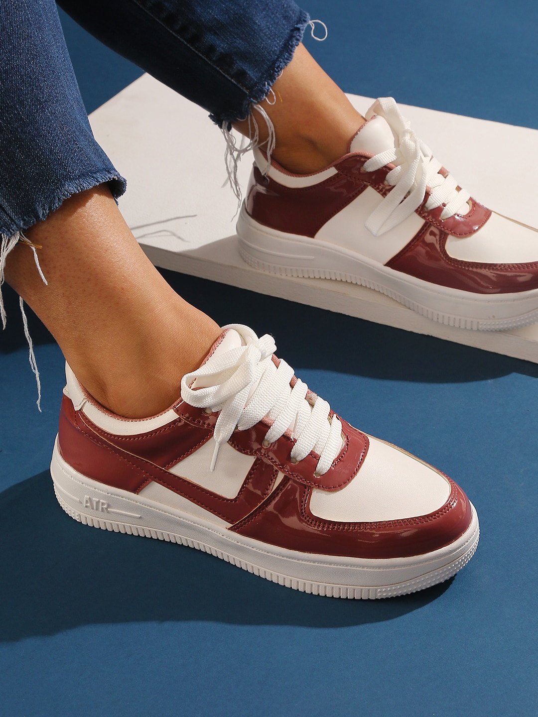 

GNIST Women White & Dusty Pink Colourblocked Lightweight Sneakers
