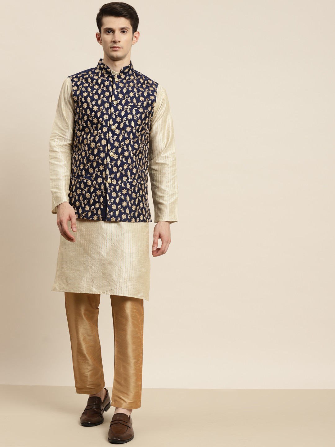 

SOJANYA Men Cream-Coloured Kurta with Churidar & Nehru Jacket