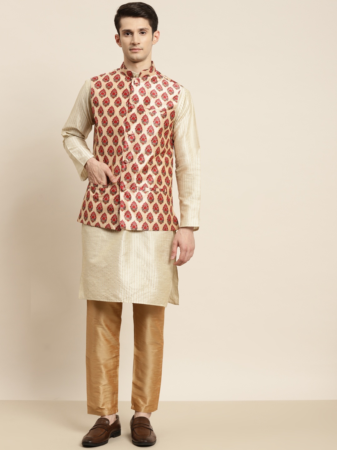 

SOJANYA Men Cream-Coloured & Red Kurta with Churidar & Nehru Jacket