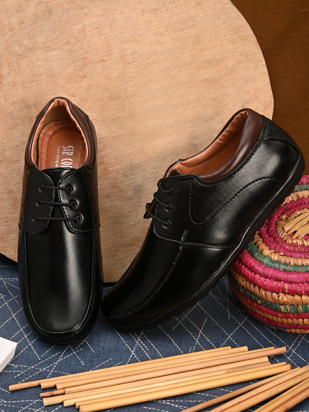 

Sir Corbett Men Black Solid Formal Derbys