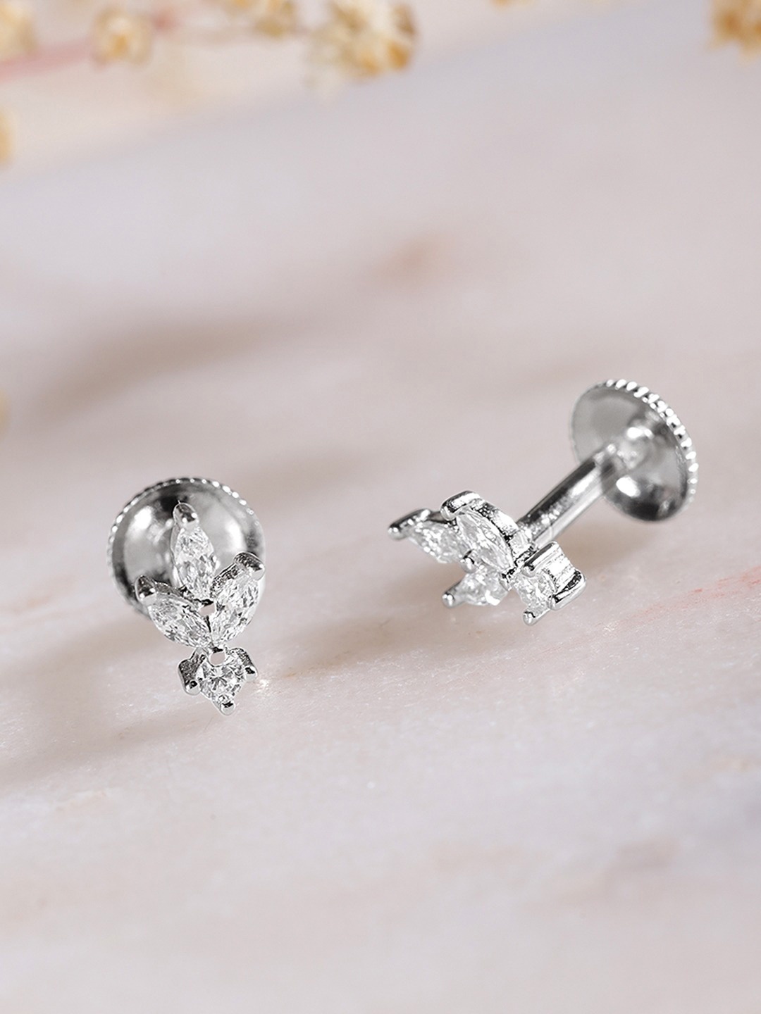 

Zavya 925 Sterling Silver Leaf Shaped Studs