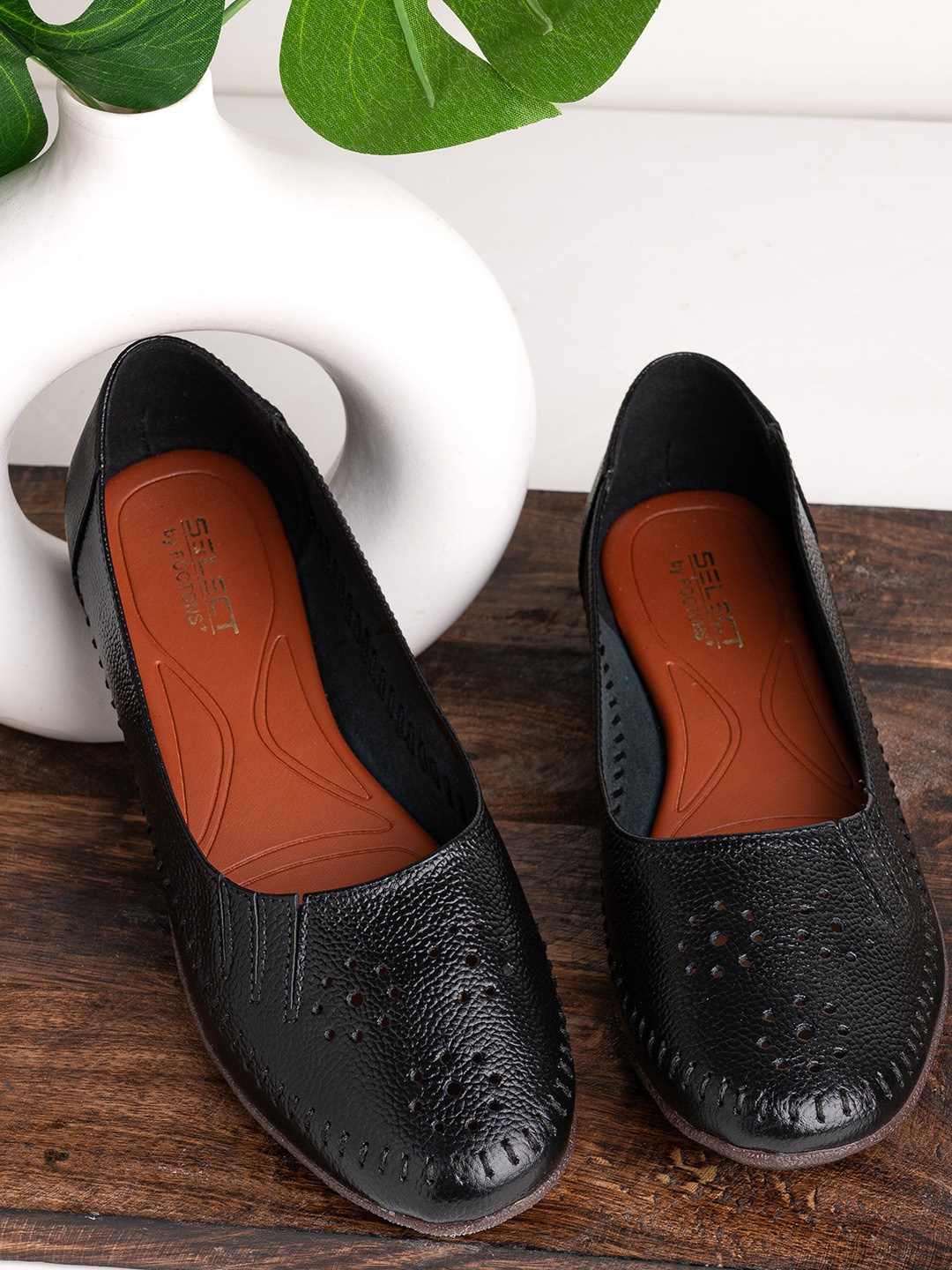 

FOOTONS Women Black Textured Leather Mojaris