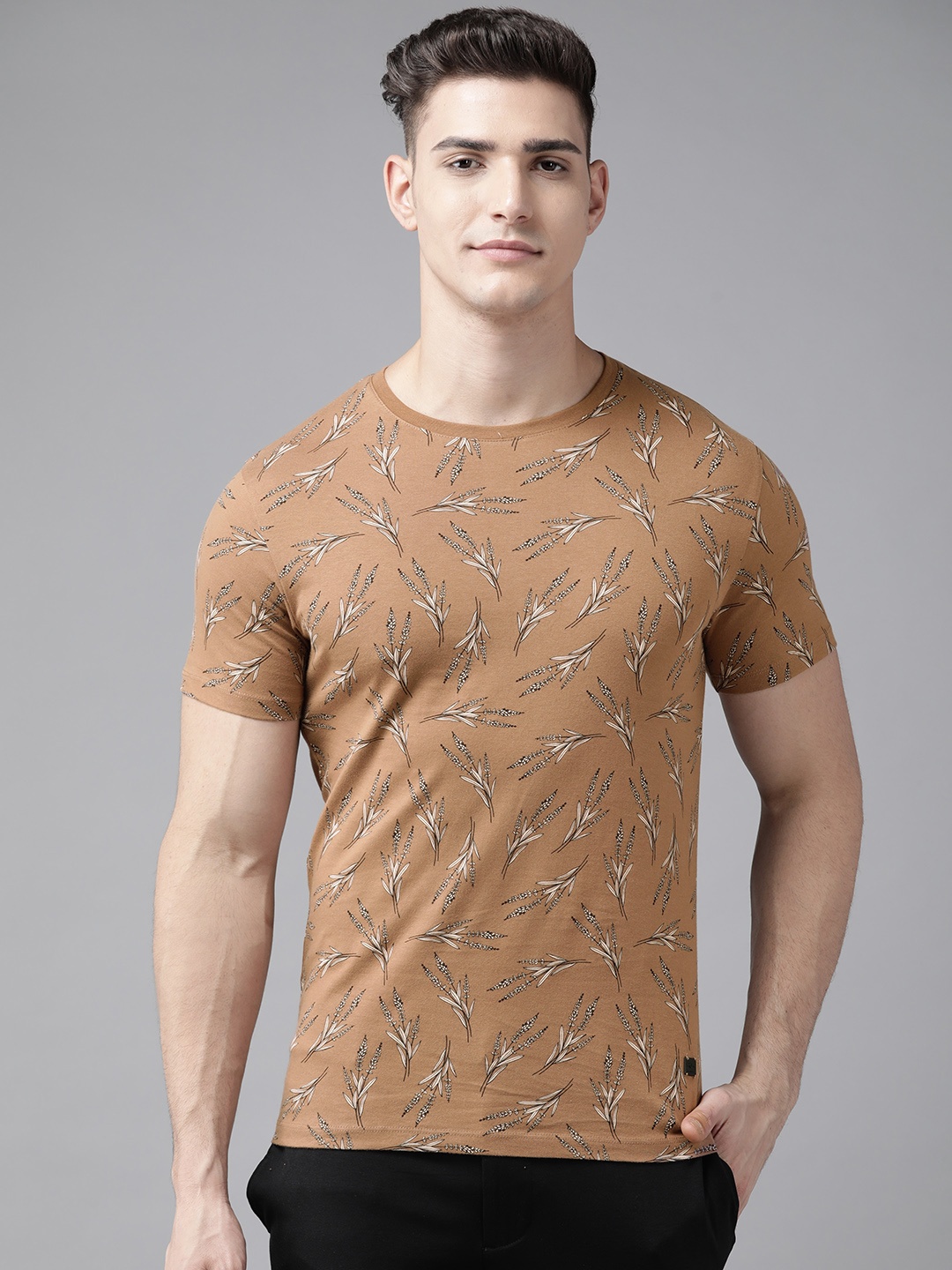 

Blackberrys Men Beige & Black Floral Printed Pure Cotton Slim Fit T-shirt