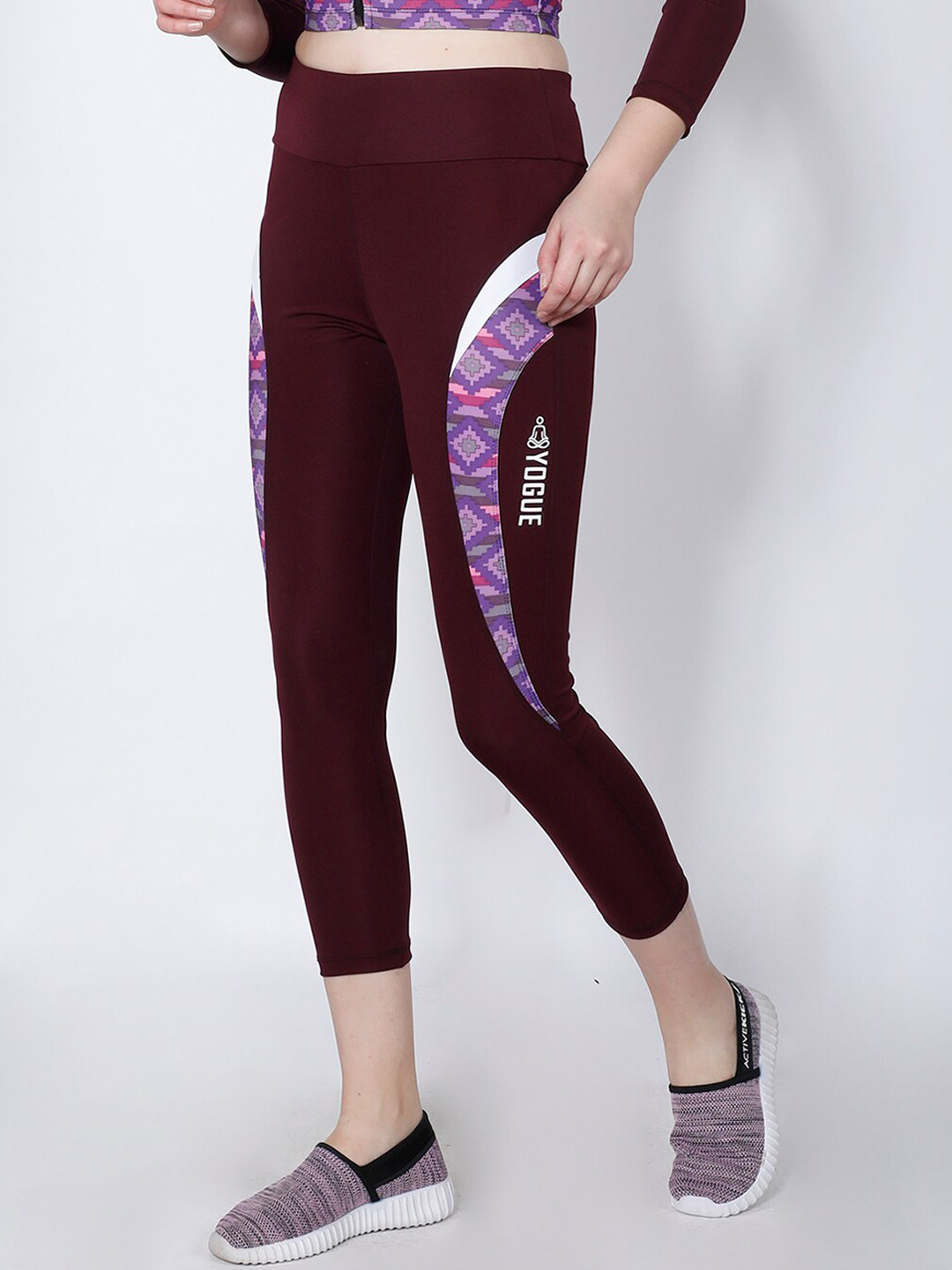 

Yogue Activewear Women Burgundy & White Colourblocked Tights
