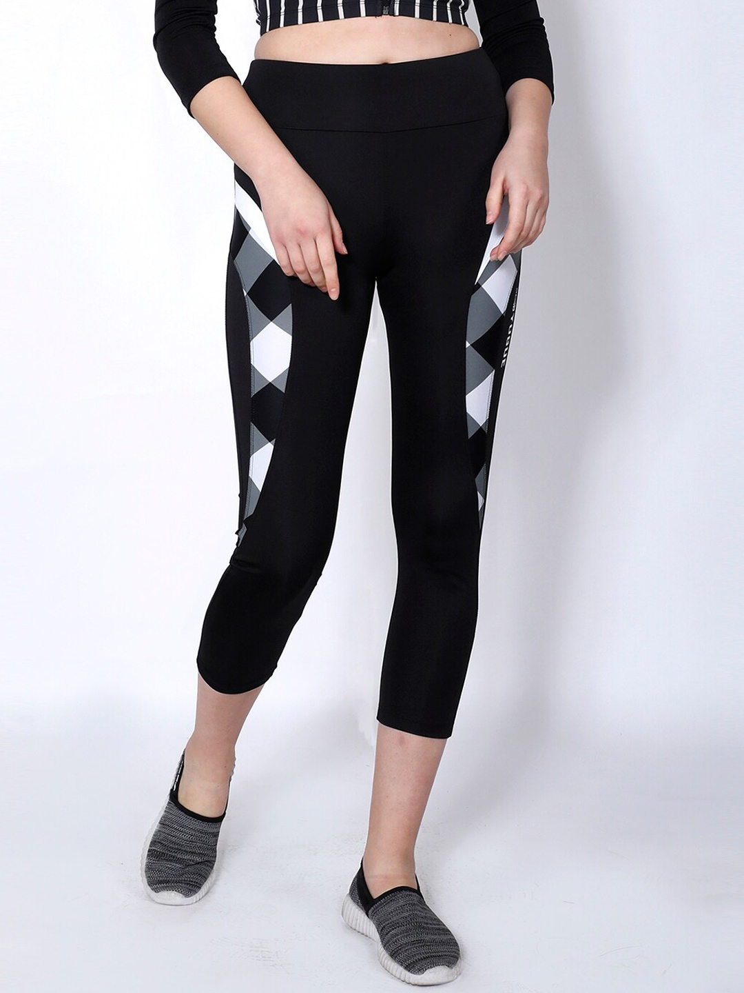 Yogue Activewear Women Black & White Printed Three-Fourth Length Tights