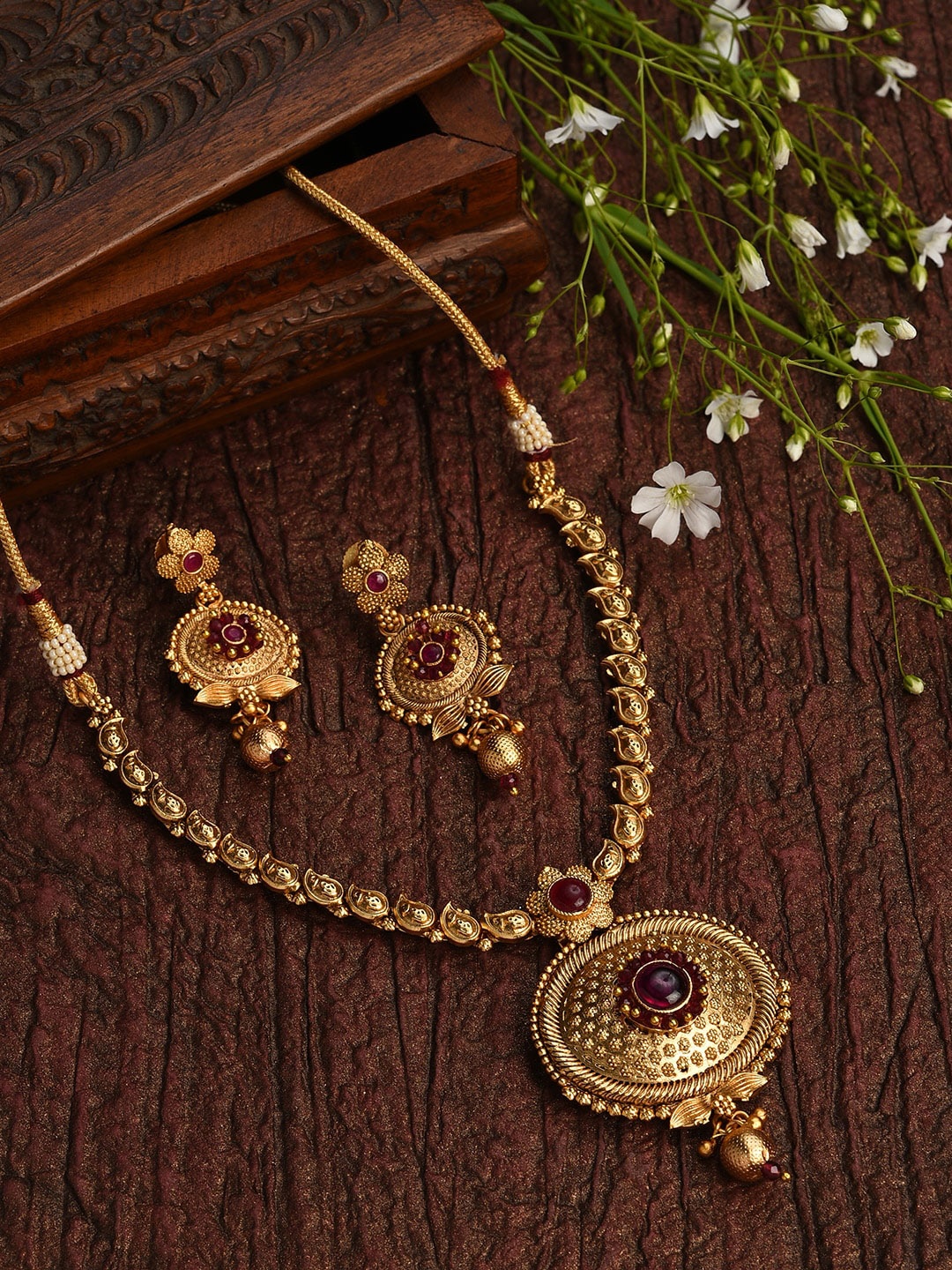 

SOHI Gold-Plated Contemporary Jewellery Set