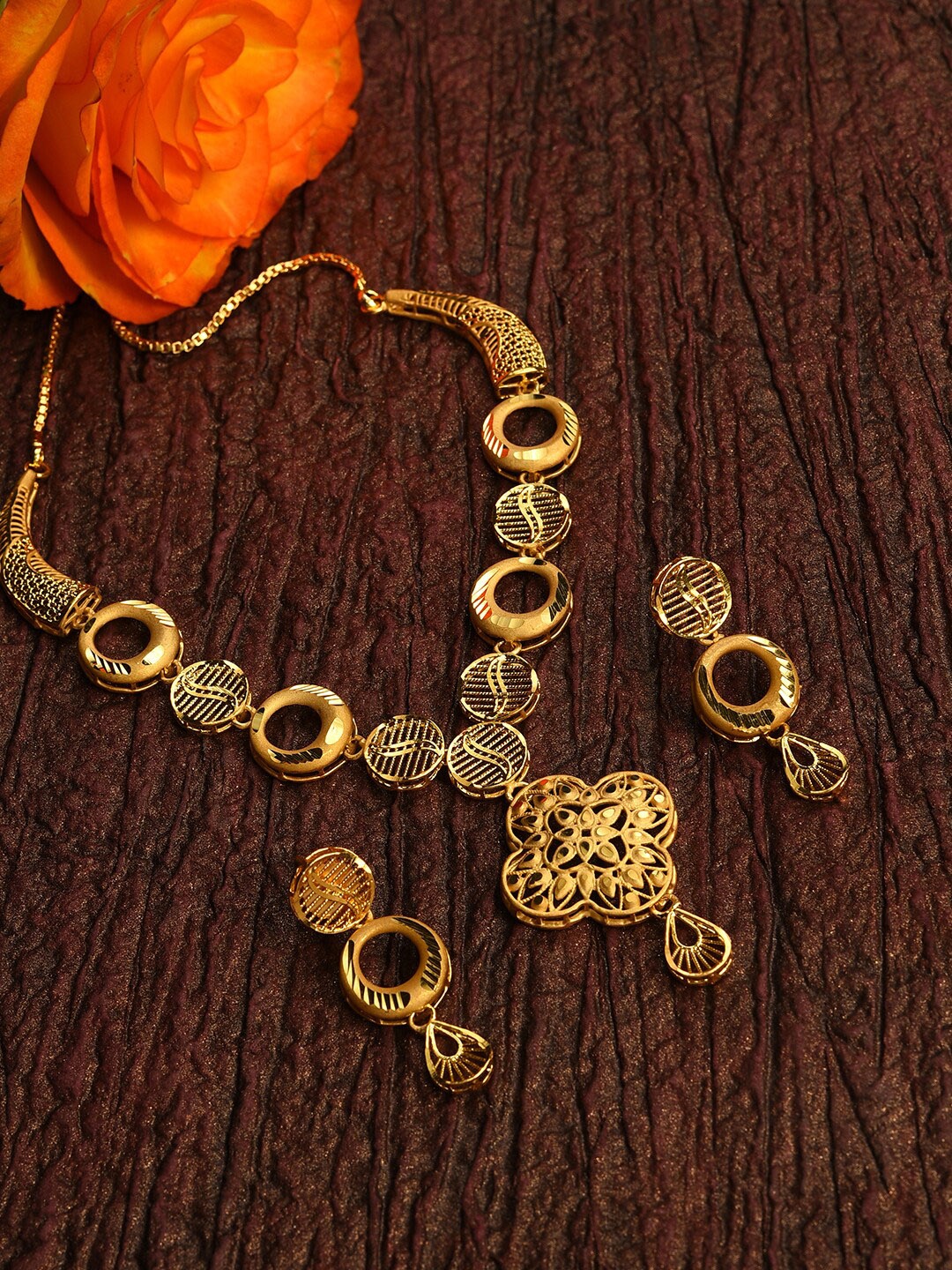 

SOHI Women Gold-Plated Contemporary Jewellery Set