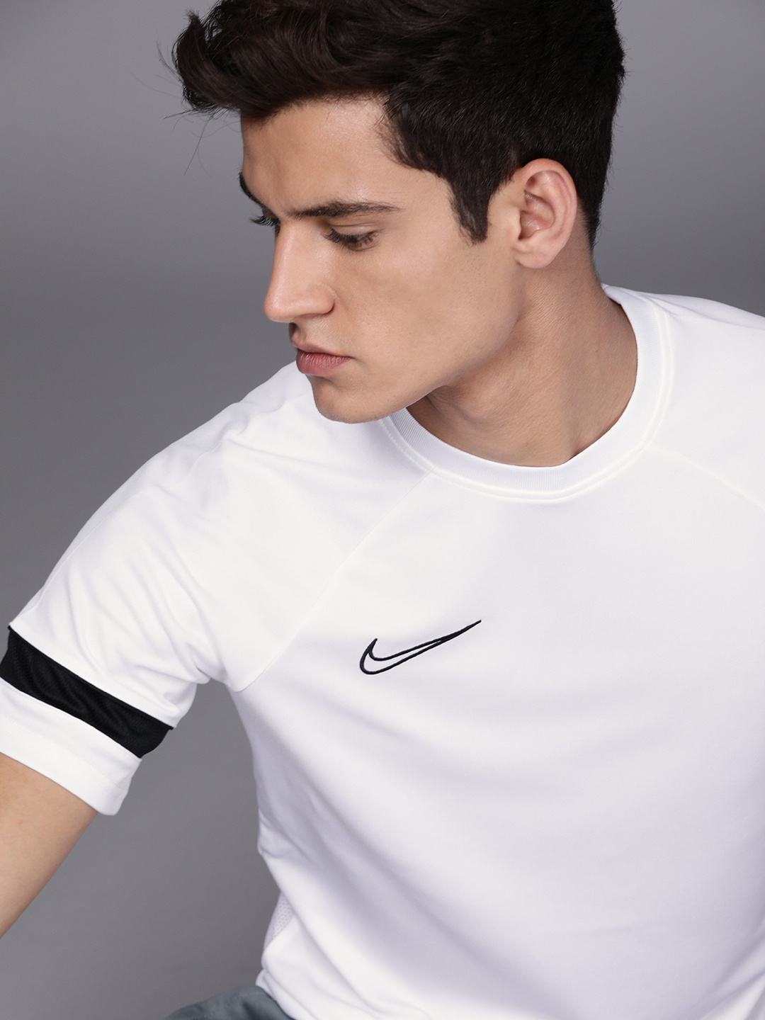 

Nike Men White Brand Logo Embroidered AS M T-shirt