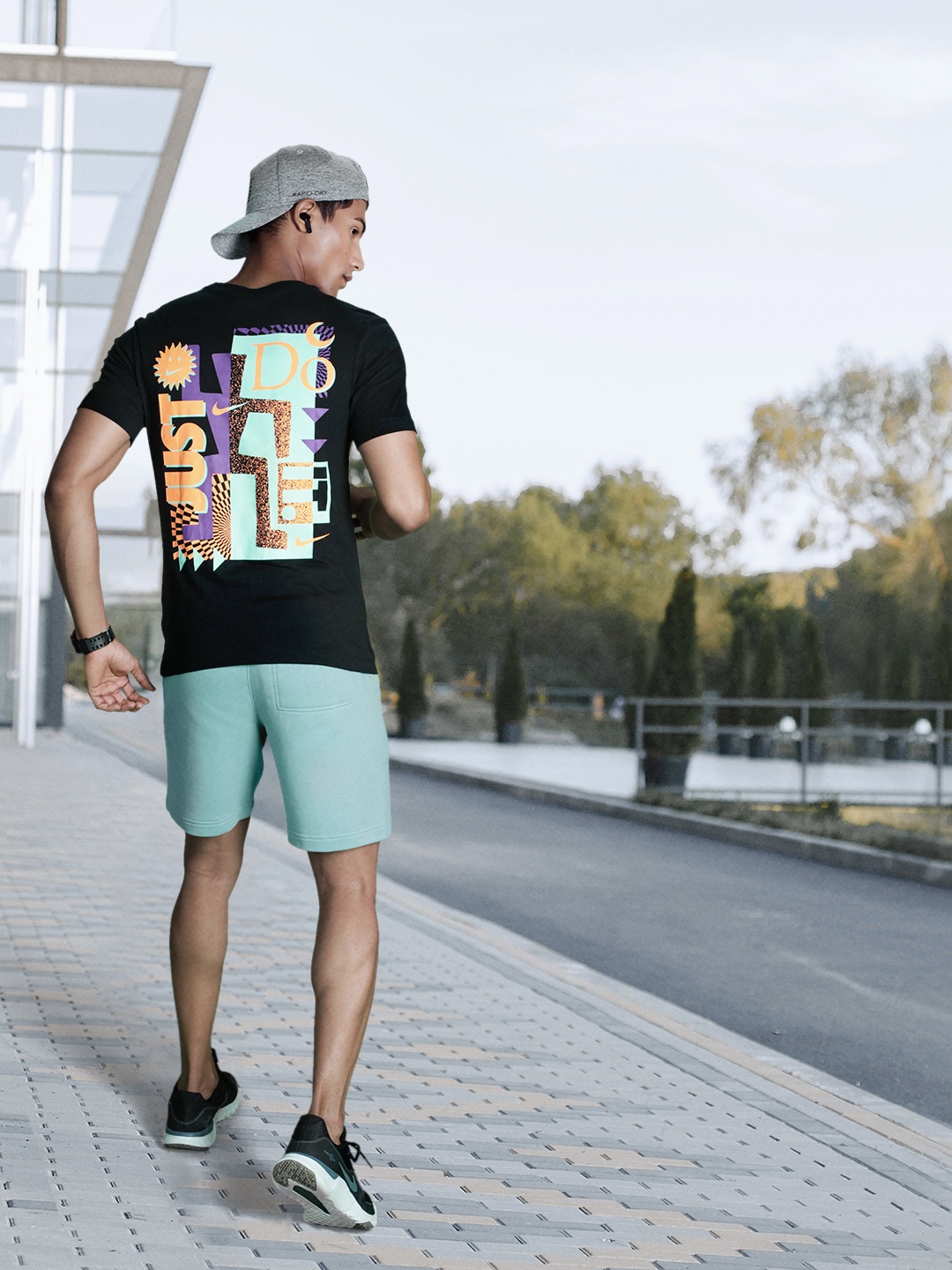 

Nike Men Black & Multicoloured Graphic Printed Casual T-shirt