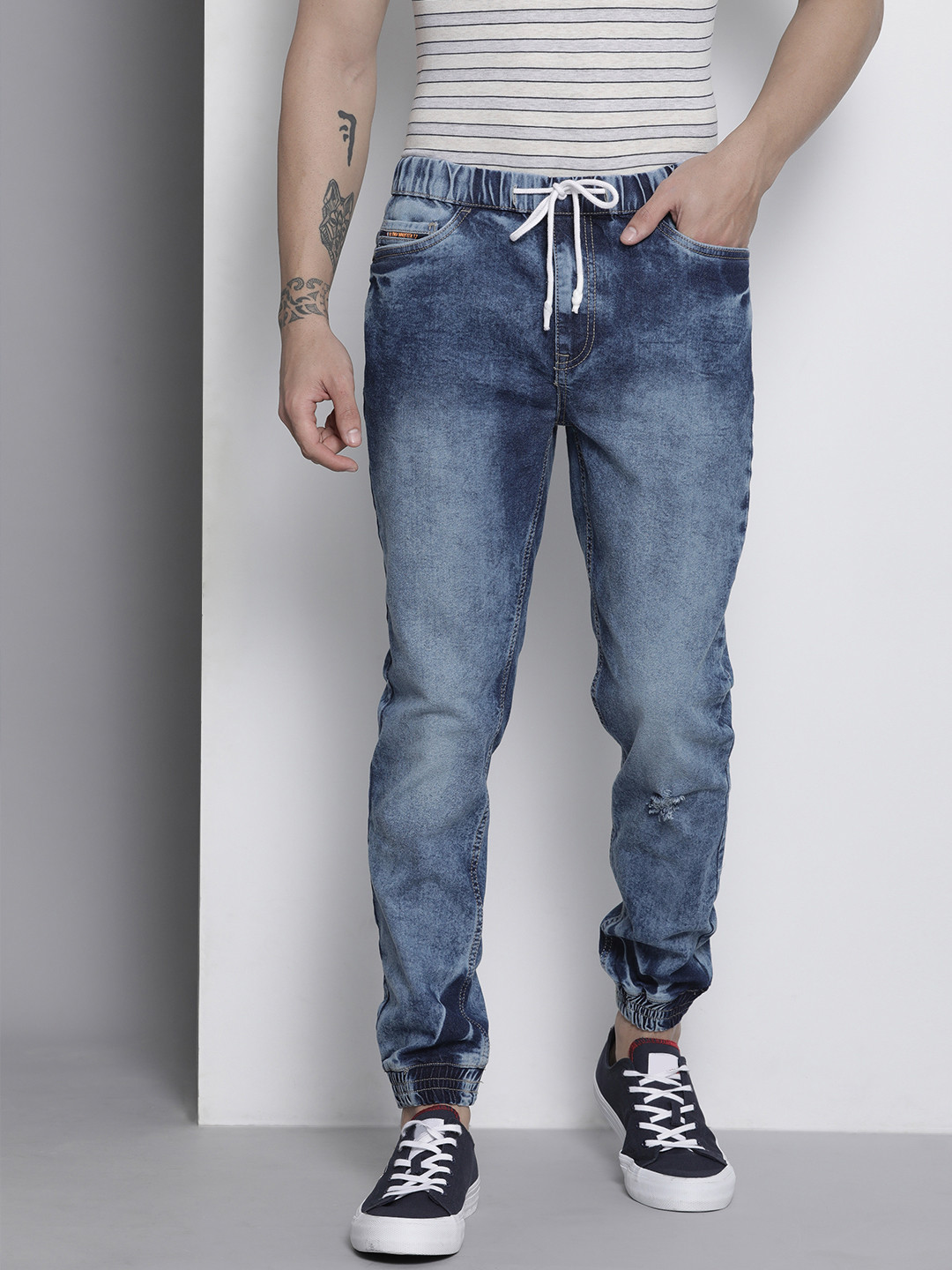 

The Indian Garage Co Men Blue Slim Fit Low Distress Light Fade Stretchable Jeans