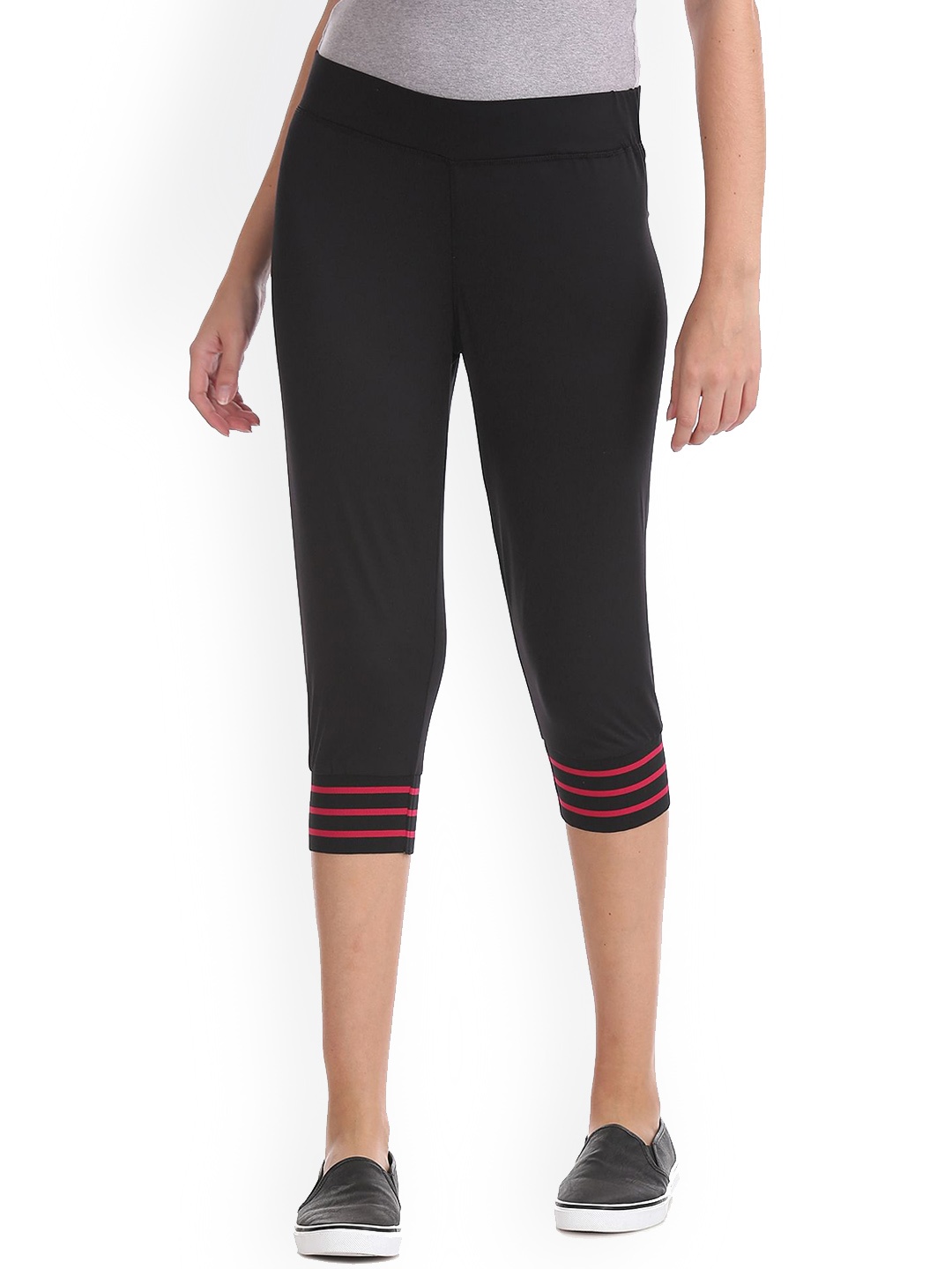 

Sugr Women Black Solid Straight-Fit Cropped Joggers