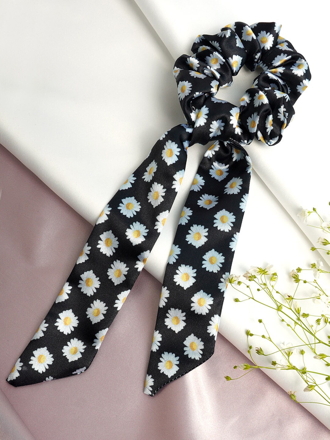 

Ferosh Women Black & White Ponytail Holders