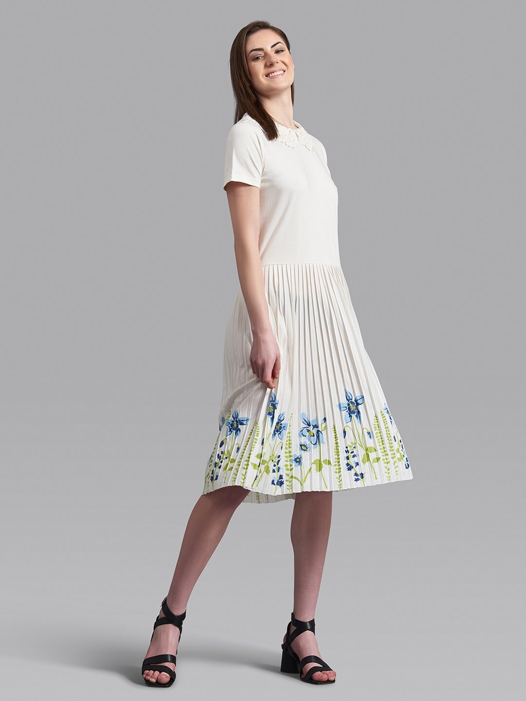 

Beverly Hills Polo Club Off White Floral Accordian Pleats Dress