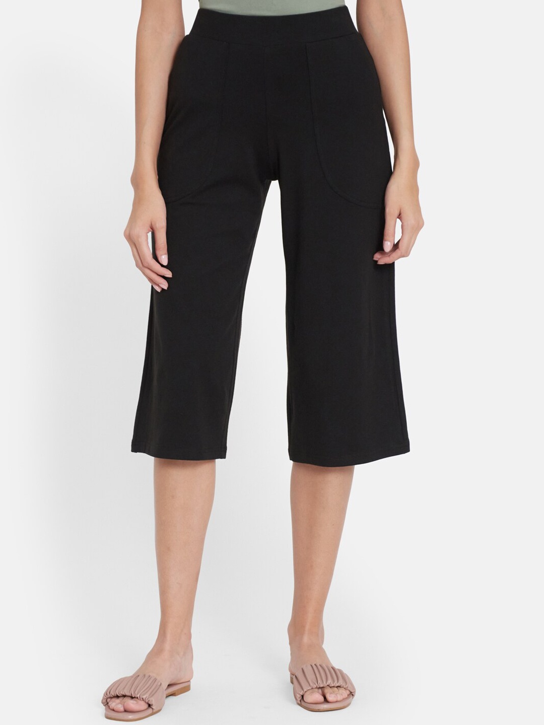 

UNMADE Women Black Solid Three-Fourth Lounge Pants