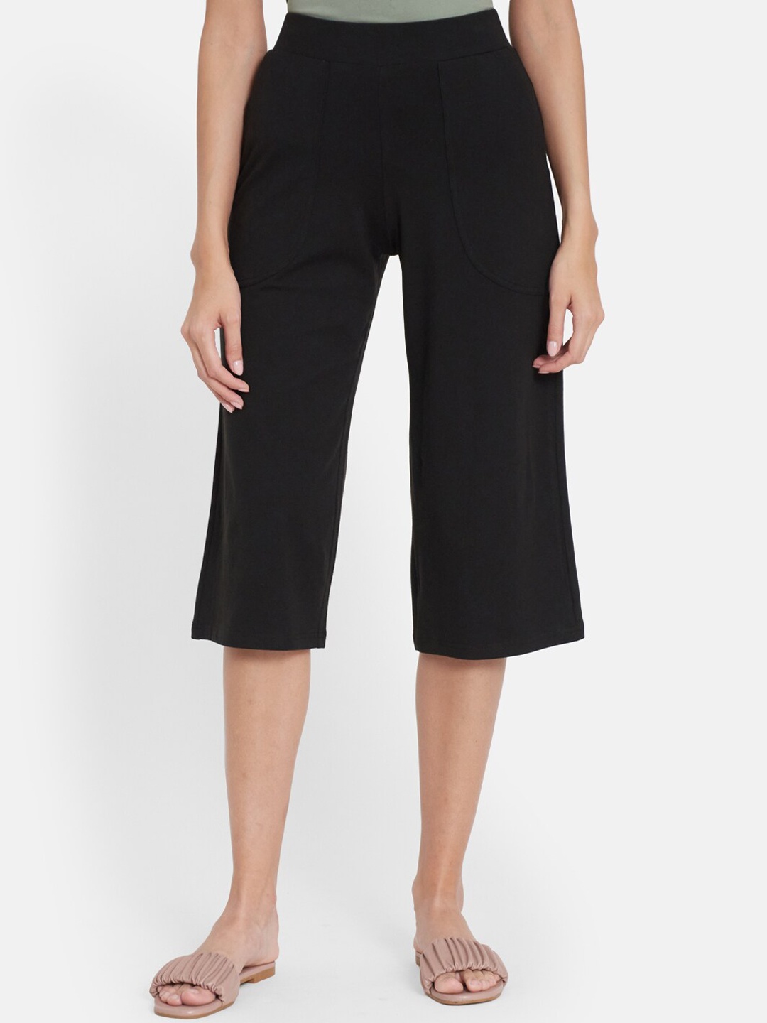 

UNMADE Women Black Solid Mid Rise Three-Fourth Length Lounge Pants