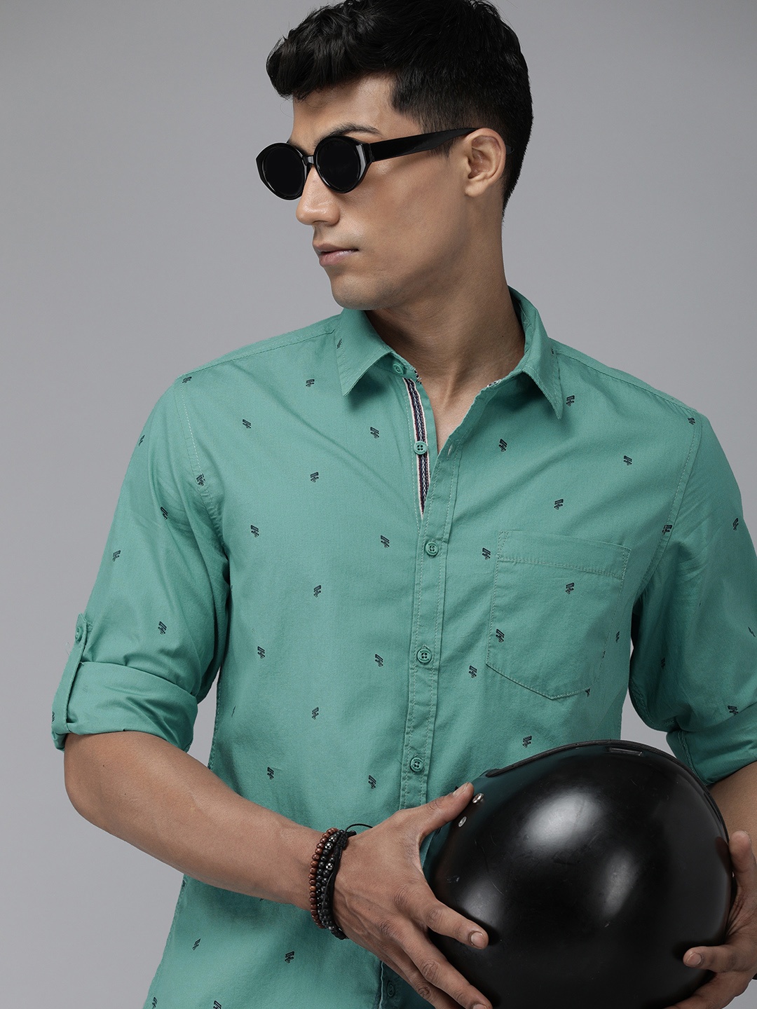 

Roadster Men Green Conversational Printed Pure Cotton Casual Shirt