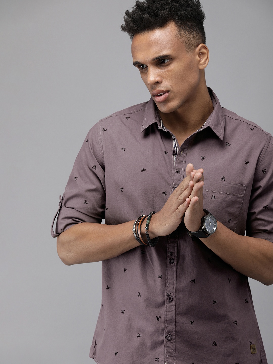 

The Roadster Lifestyle Co Men Mauve & Black Printed Casual Shirt