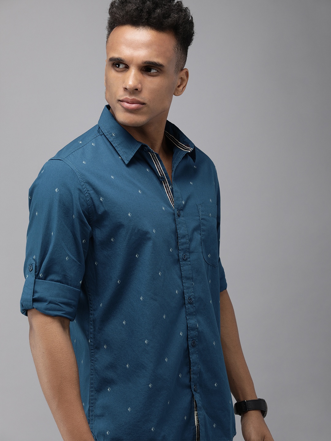 

The Roadster Lifestyle Co Men Teal Blue & White Printed Casual Shirt