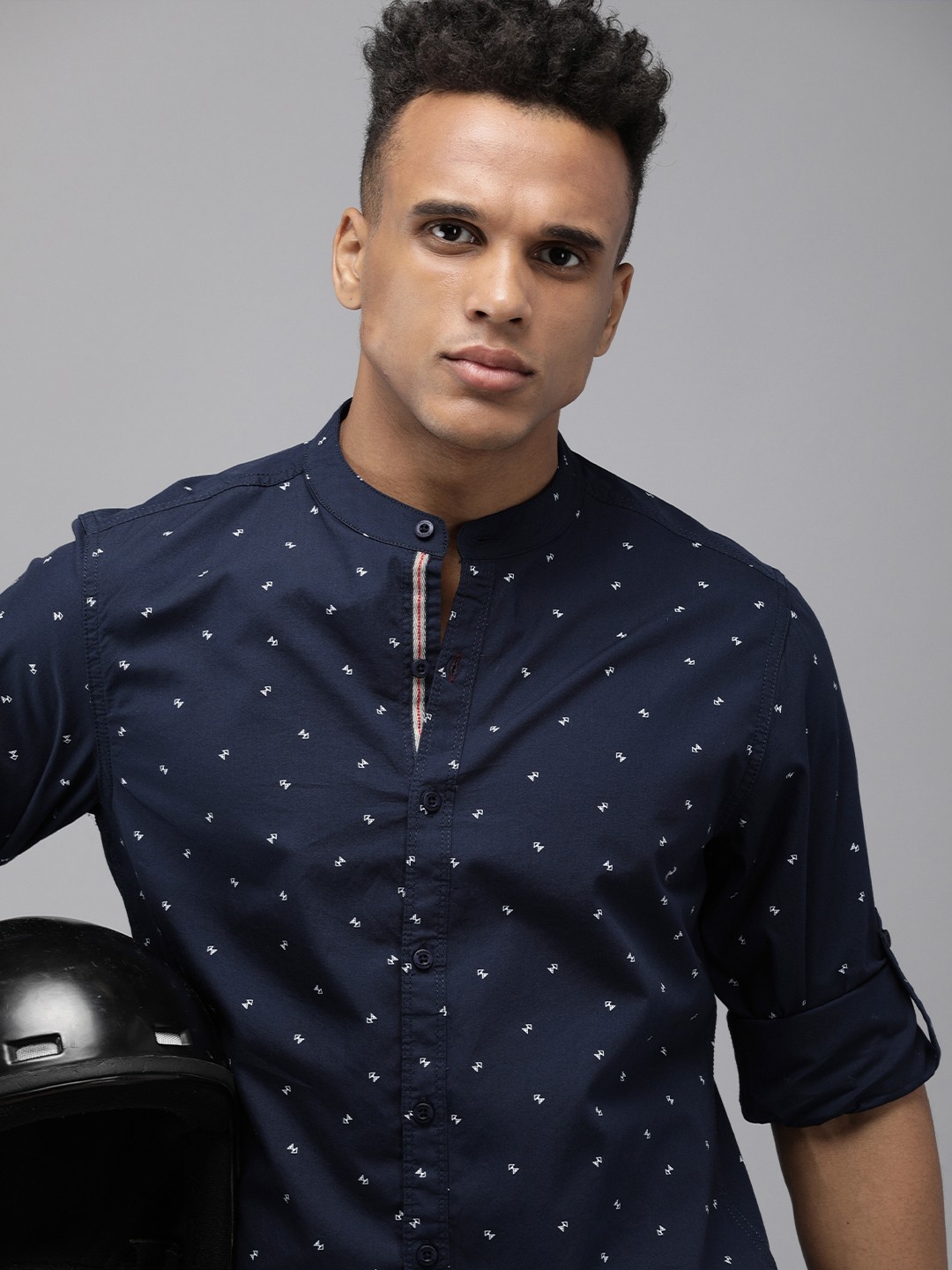 

The Roadster Lifestyle Co Men Navy Blue & White Printed Casual Shirt